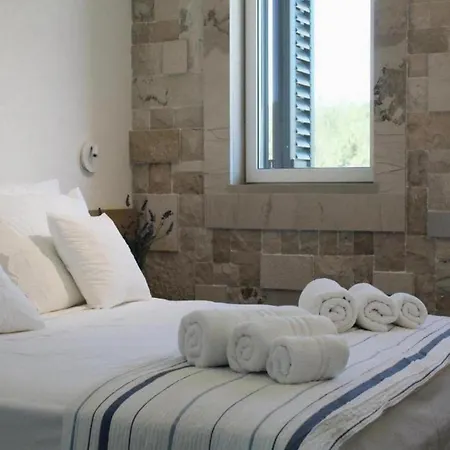 Escape Island Peaceful Oasis With Pool Loviste